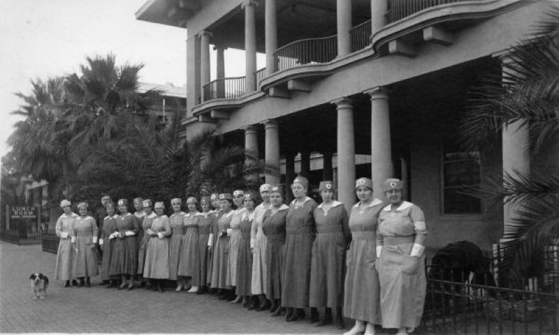 Volunteer Canteen Workers outside El Garces railway and Harvey House, Needles, CA, WWI